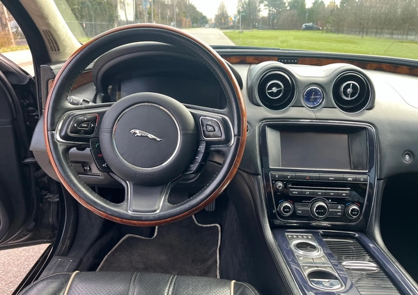 Jaguar XJ cena 45999 przebieg: 150000, rok produkcji 2011 z Warszawa małe 352
